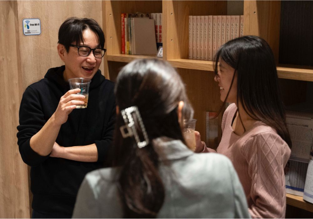 スタッフが談笑している様子