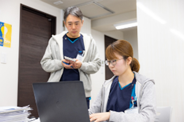 パソコンを見る女性と男性